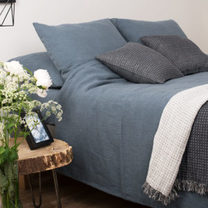 Melsvai pilka lininė patalynė (paklodės, antklodės ir pagalvės užvalkalas). Gamintojas – AB“Siūlas“