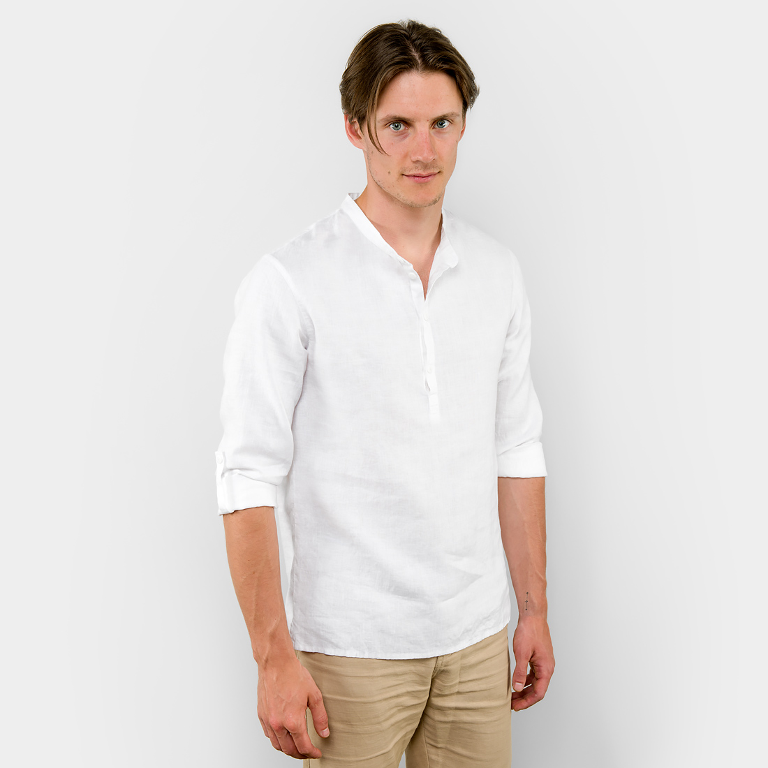 Lininiai balti vyriški marškiniai, reguliuojamomis rankovėmis, pagaminti AB Siūlas